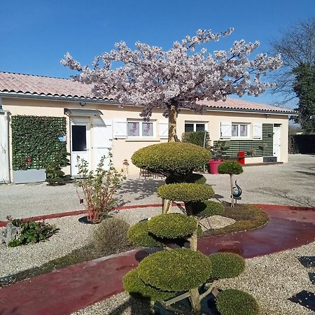 Une Pause Quelque Part Au Jardin Des Erables Et Des Niwakis Saint-Medard-de-Guizieres Exterior foto